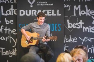 Shawn Mendes en concert dans un hôpital pour enfant