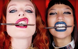 Icona Pop collabore avec Make Up For Ever pour la campagne Artist Rouge