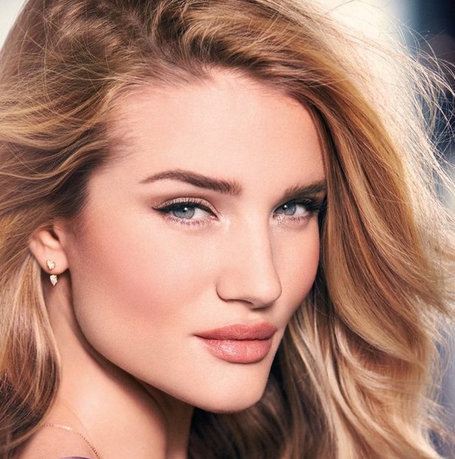 Rosie Huntington-Whiteley : sa collection de maquillage avec Marks and Spencer