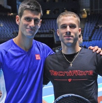 Novak Djokovic joue avec les espoirs du tennis de Tecnifibre