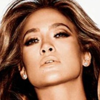 Jennifer Lopez met en avant ses atouts pour la promotion de son parfum JLuxe