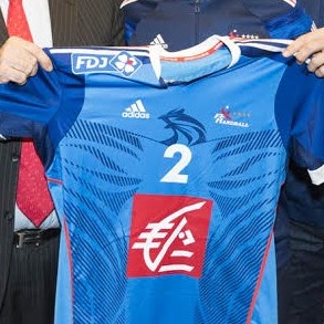 Les joueurs de l'équipe de France de handball sont sponsorisés par la Caisse d'Epargne.