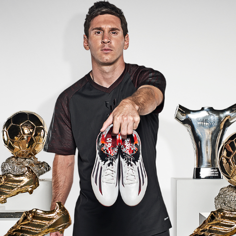 Lionel Messi présente ses nouveaux crampons Adidas : les Pibe de Barr10