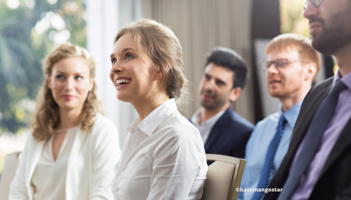 Employée entourée par des collaborateurs souriants