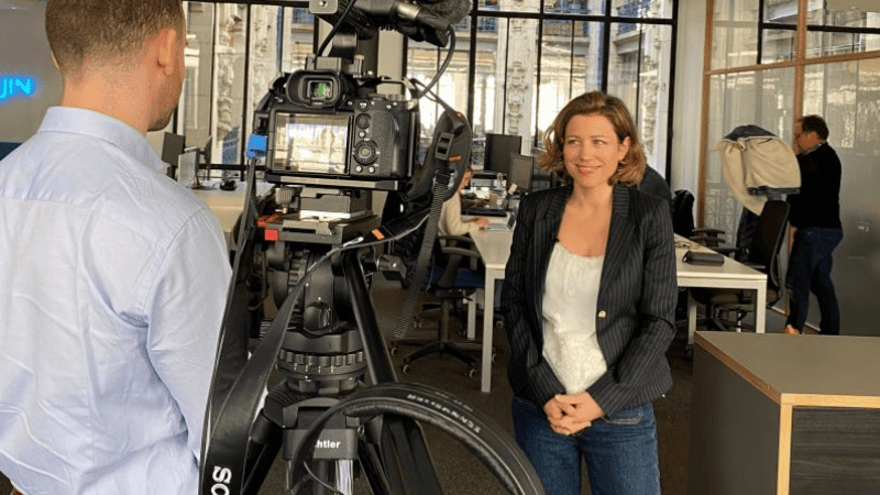 Caroline FAILLET lors d'un tournage