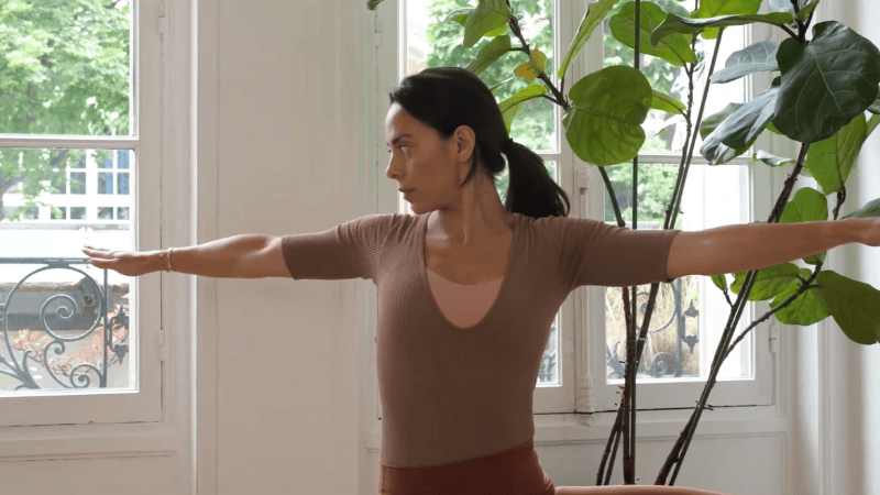 Charlotte MULLER en train de pratiquer le fertility yoga