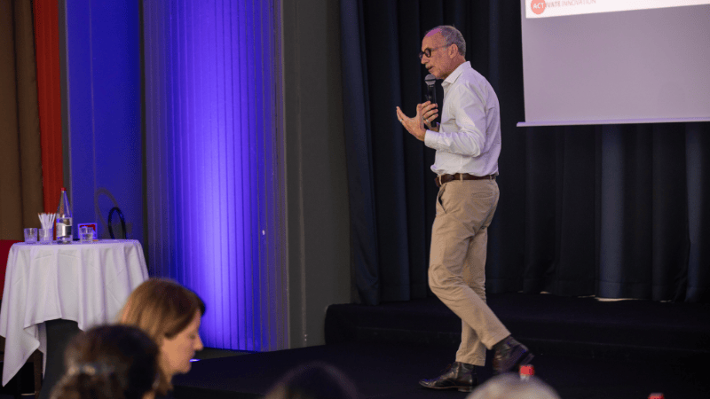 Discours de Serge DARIEUMERLOU ©Simone & Nelson / Kevin Castaigne