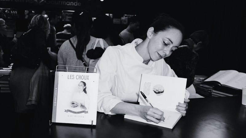 Nina MÉTAYER en séance dédicaces ©Laurent Benhamou