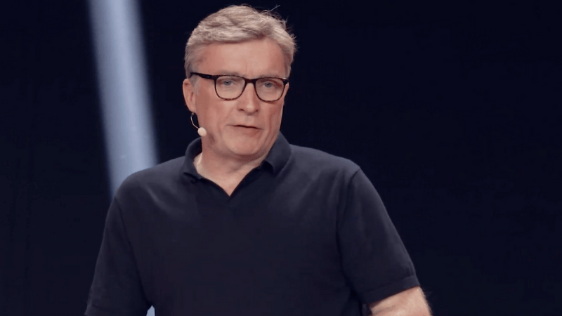 Intervention sur scène de Cyrille DE LASTEYRIE