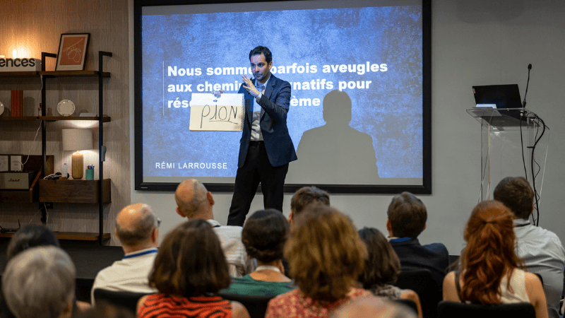 Intervention sur scène de Rémi LARROUSSE