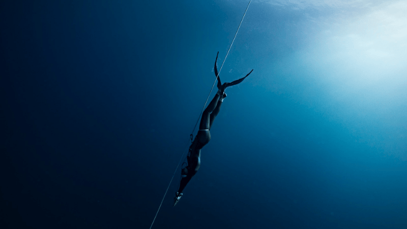 Marine SIMONIS en séance d'apnée