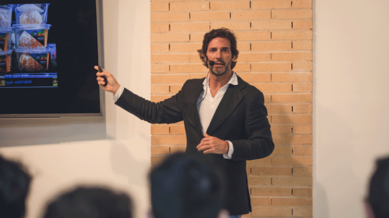 Javier GOYENECHE intervient auprès d'étudiants pour présenter son modèle d'entreprise durable ©Aitex