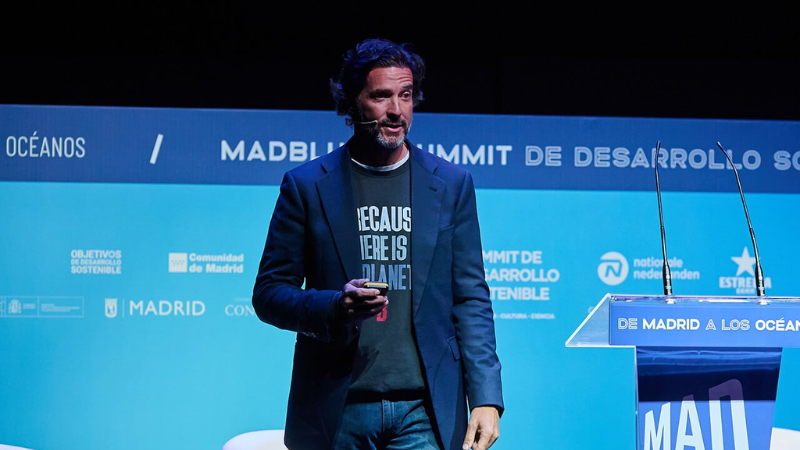 Javier GOYENECHE reçoit le prix Madblue 5 Oceans ©MadBlue